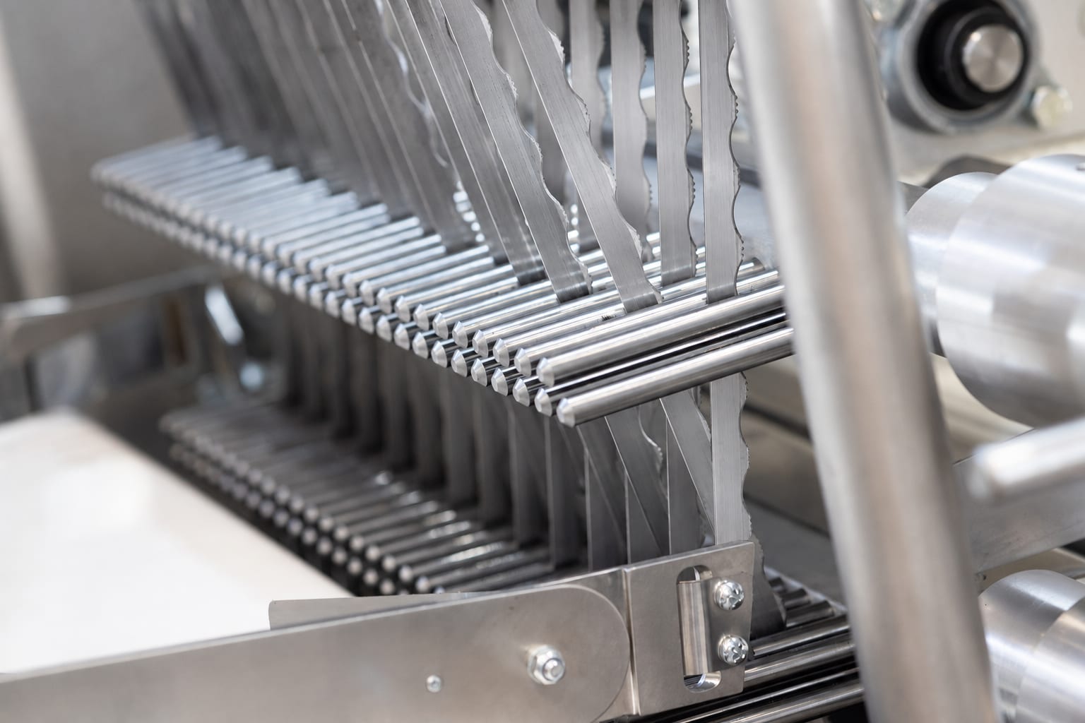 Masterslicer 2R blade oiling system showing oil application mechanism on industrial bread slicer blade