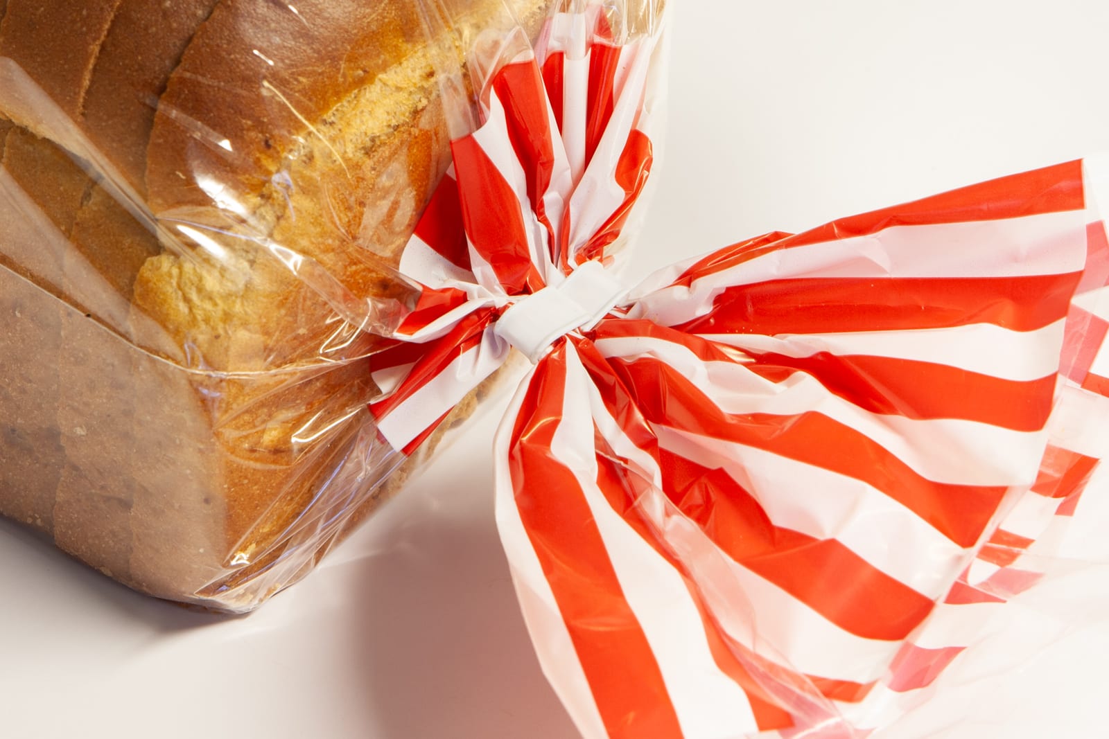 Clipband Closure in a bread bag (Ipeka Automation)