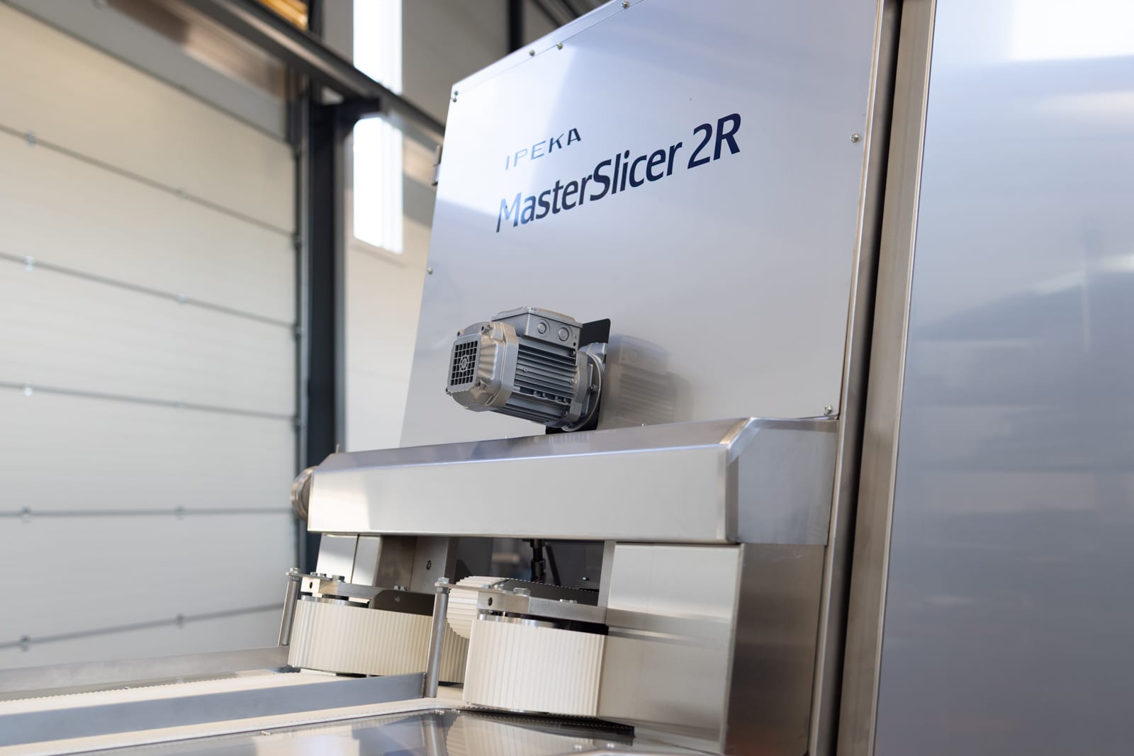 Masterslicer 2R heavy-duty motor and extended blade slicing dense rye bread
