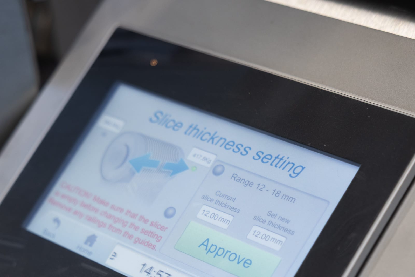 Masterslicer 1A touch screen showing slice thickness options with bread slices of different thicknesses